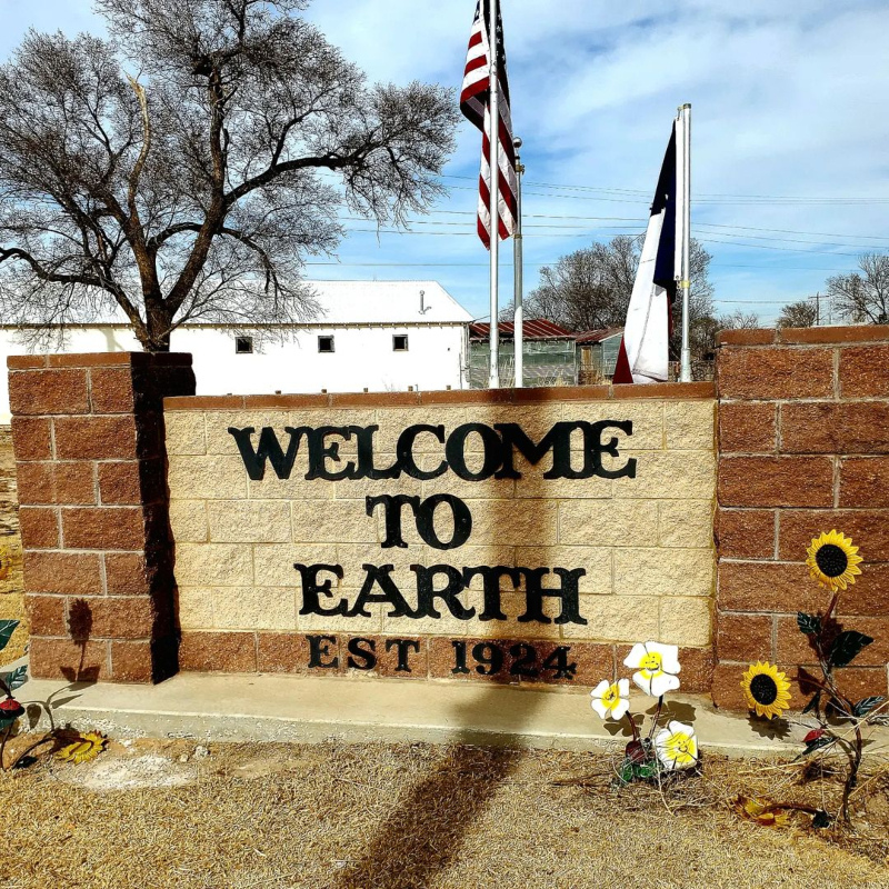 Earth, Texas | Instagram/@mysmgimages.color