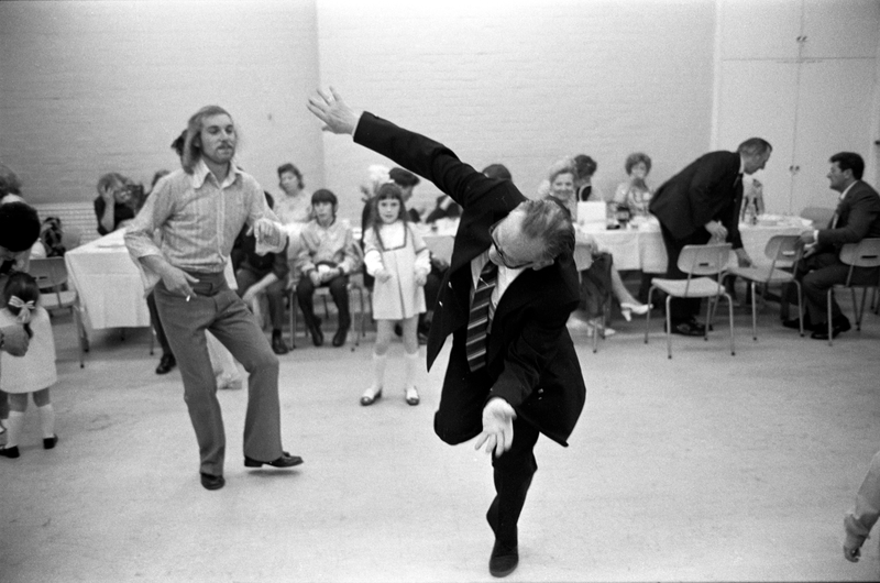 A Dancing Dad | Alamy Stock Photo by Homer Sykes